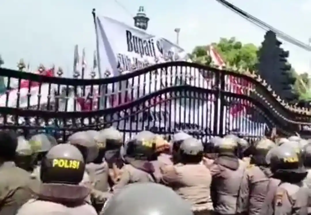 Aksi Demonstrasi di depan Kantor Bupati Pati (Foto: Ist)