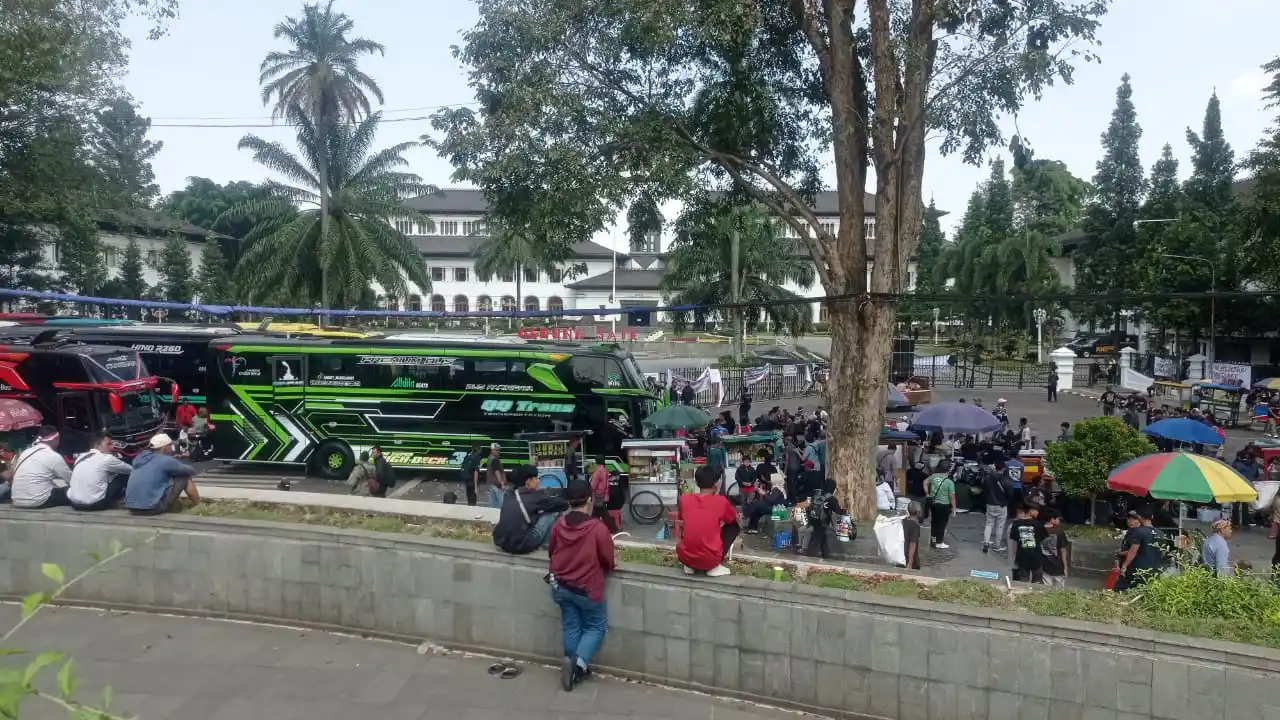 Massa yang tergabung dari solidaritas para pekerja pariwisata Jawa Barat saat menggelar aksi di depan Gedung Sate, di Jalan Diponegoro, Kota Bandung, Senin (21/7/2025). (Foto: MI/Sugiyanto)