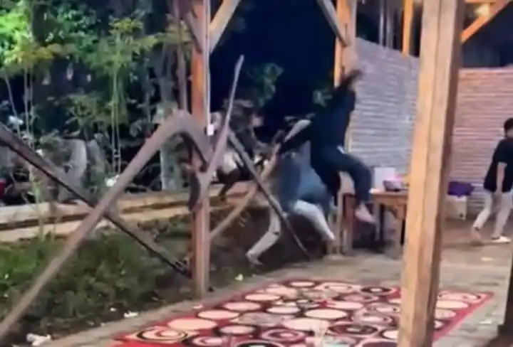 Aksi Gengster menyerang kafe di Kota Probolinggo (Foto: Dok/MI/Istimewa)