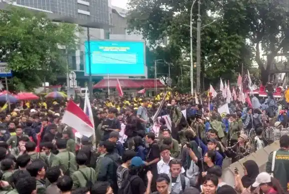 Massa mahasiswa pengunjuk rasa dari berbagai universitas berkumpul di Jalan Medan Merdeka Barat, Jakarta Pusat, Senin (17/2/2025)