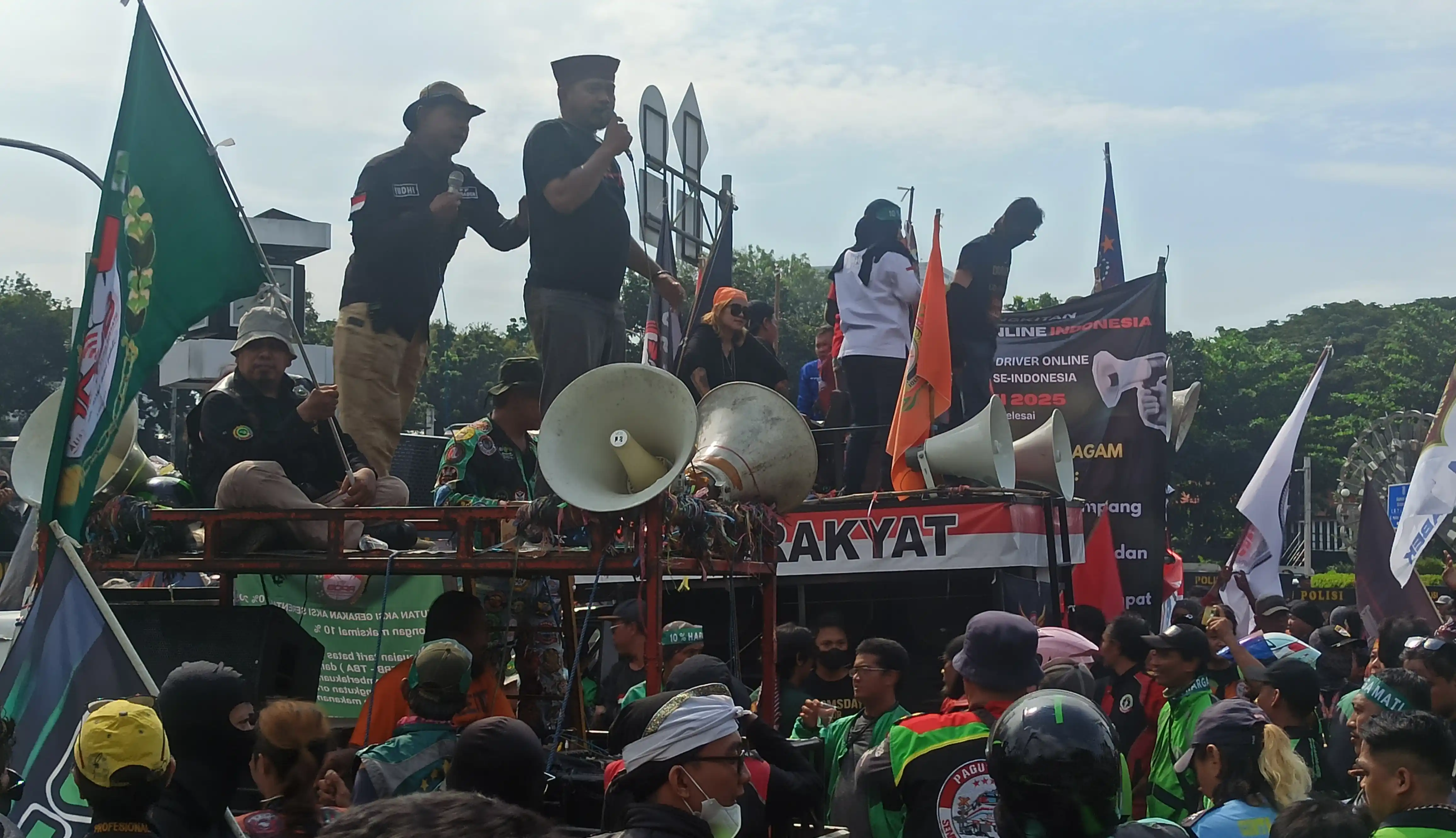Aksi unjuk rasa pengemudi ojek online di Patung Kuda, Jakarta Pusat, Selasa (20/5/2025) (Foto:Dok/MI/Alb)