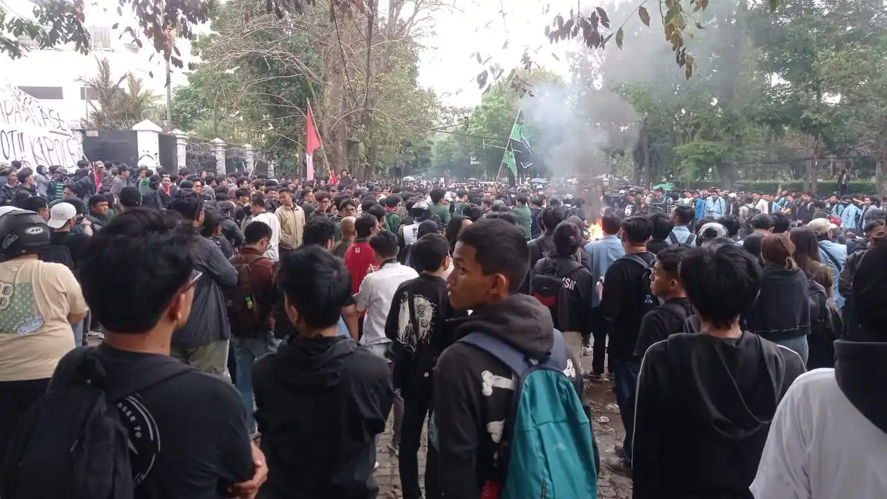 Kondisi di depan Gedung DPRD Jawa Barat, di Jalan Diponegoro, Kota Bandung pada Senin (1/9/2025) sore pukul 16.16 WIB. (Foto: MI/Sugiyanto).