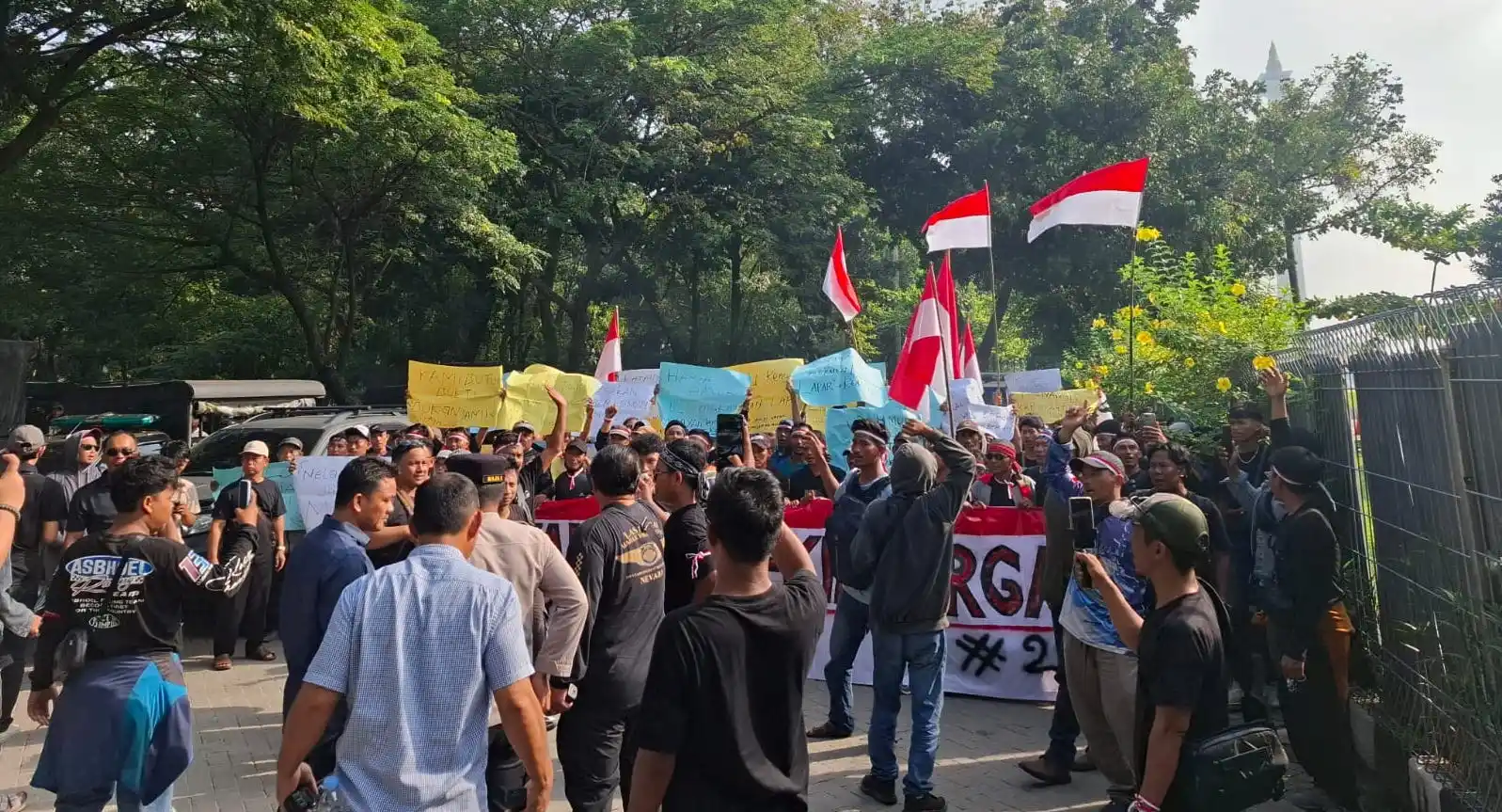 Aktivis Nelayan Lebak Banten berunjuk rasa menuntut kenaikan harga Benih Bening Lobster (BBL) (foto: istimewa)