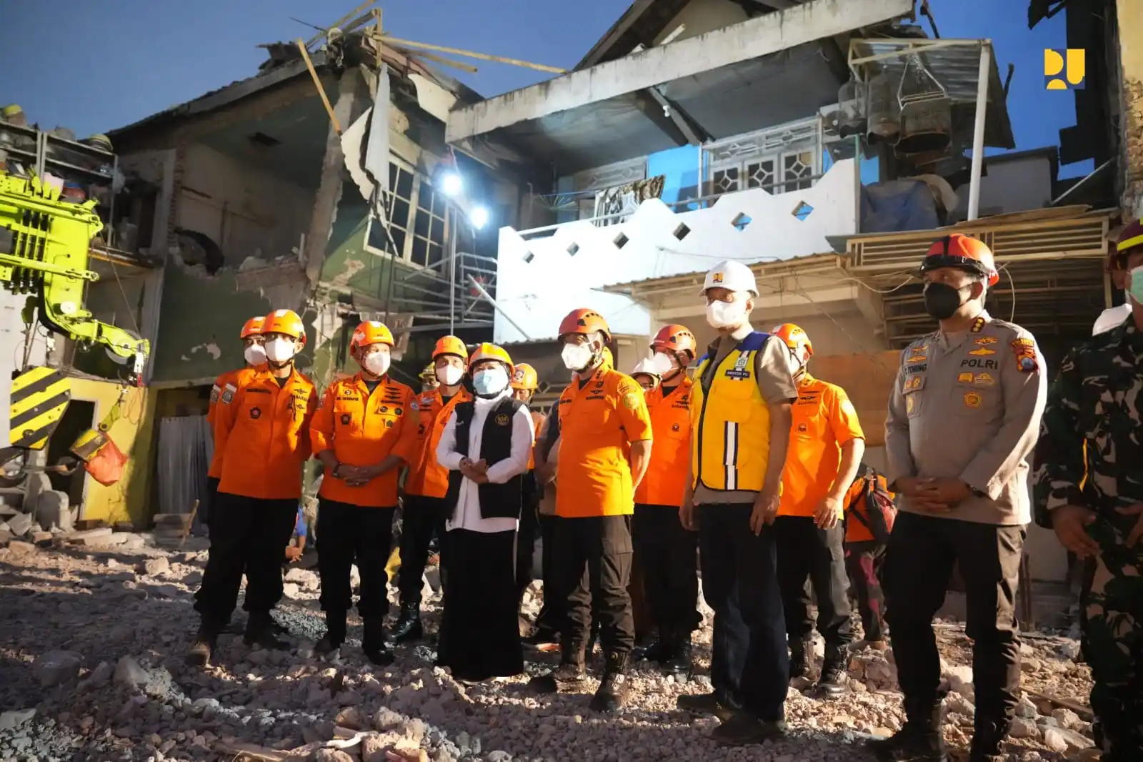Menteri Pekerjaan Umum, Dody Hanggodo meninjau langsung Pondok Pesantren Al Khoziny Sidoarjo. Kementerian PU menurunkan alat berat guna melakukan pembersihan pasca ambruknya pondok pesantren tersebut, Sidoarjo, Senin (6/10). (Foto: Dok PU)