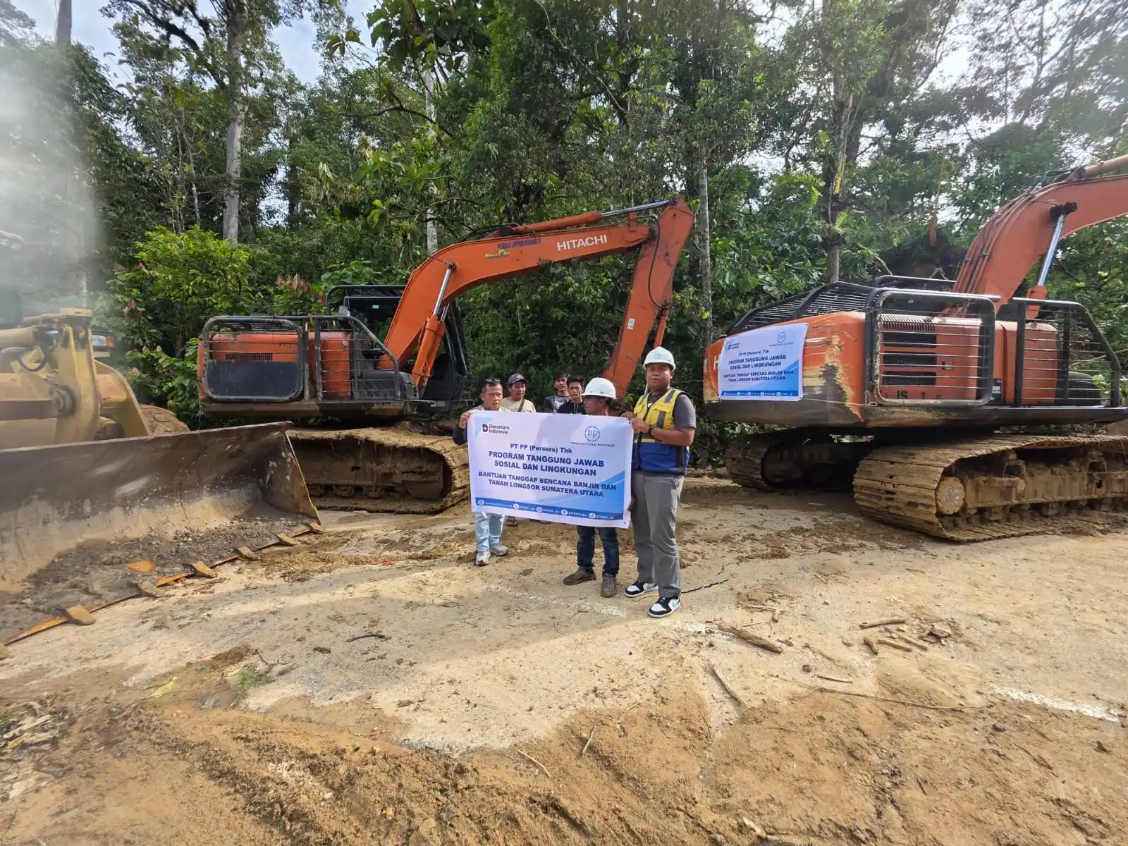Kementerian PU mengerahkan ratusan alat berat tangani bencana di Sumatera. (Foto: PU)