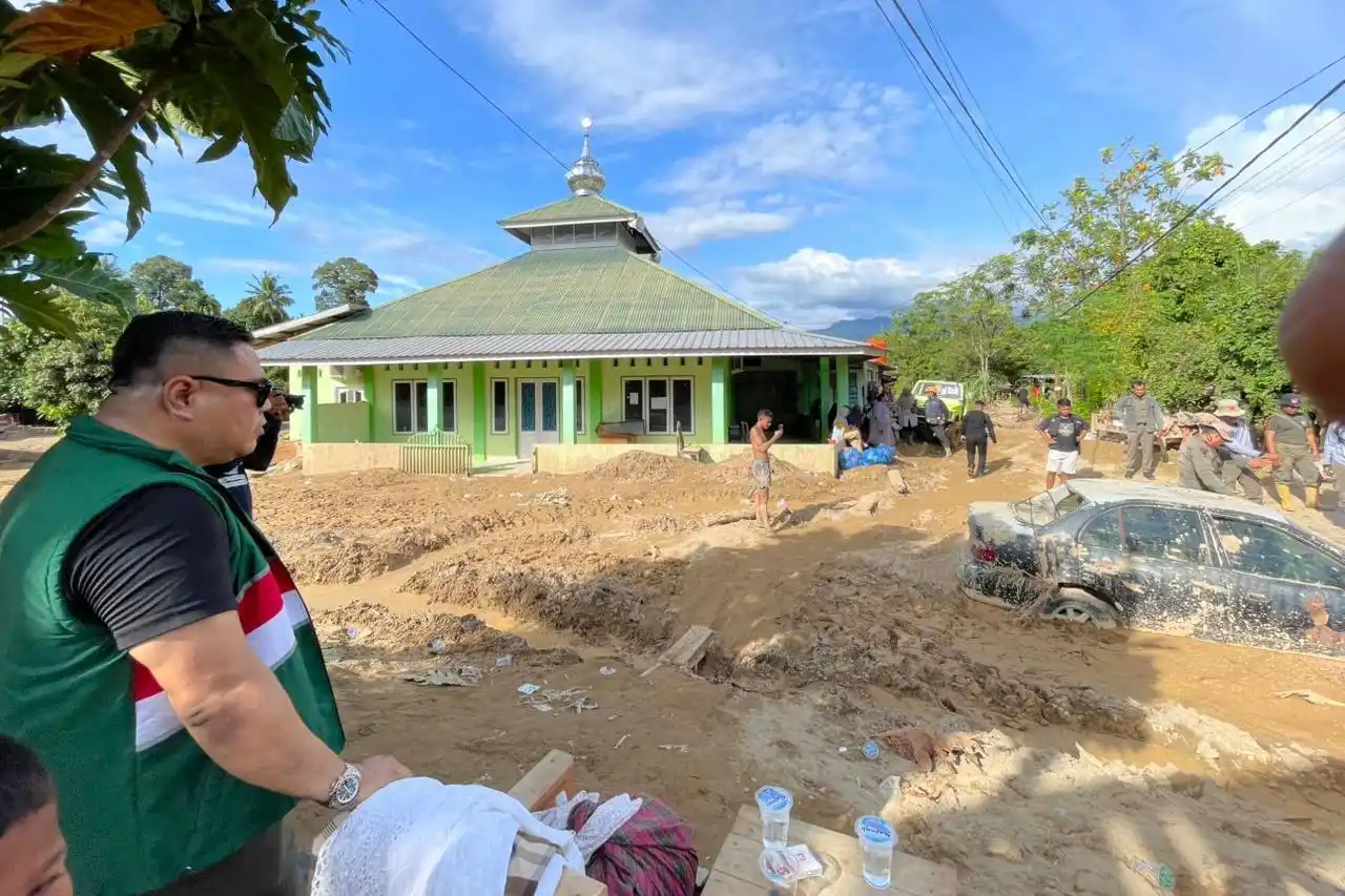 Anggota DPR RI Fraksi PKB, Rico Alviano tinjau  korban banjir bandang yang melanda Sumatera Barat. (dok. MI)