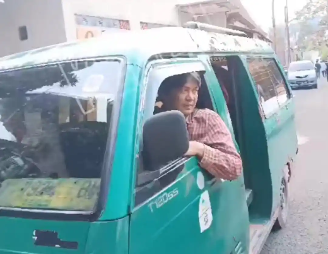 Anggota Komisi I DPRD Jabar, Rafael Situmorang saat naik angkot dalam kegiatan Reses di daerah Leuwigajah, Kota Cimahi. (Foto: @rafael.situmorang0)