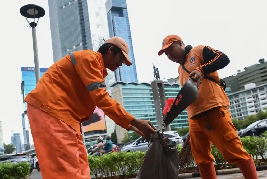 Anggota Penanganan Prasarana dan Sarana Umum (PPSU) menyapu sampah di kawasan Bundaran HI, Jakarta, Rabu (2/4/2025).
