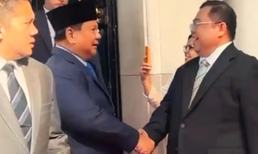 Ketua Kadin Sultra Anton Timbang (kiri), saat bersalaman dengan Presiden Prabowo, (kedua dari kiri). Disela-sela itu, keduanya terlihat diskusi singkat, dalam suasana yang akrab.