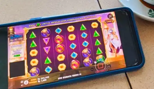 Ilustrasi - APK Judol di ponsel. (Foto: Antara)