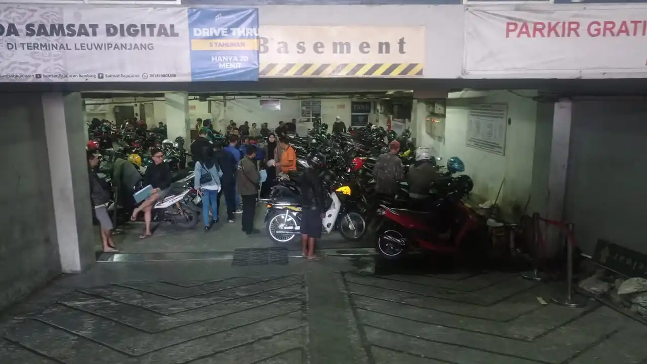 Area parkir kendaraan roda dua dan cek fisik Samsat Pajajaran, Kota Bandung, Jawa Barat, Minggu (23/3/2025). (Foto: Sugiyanto/MI)