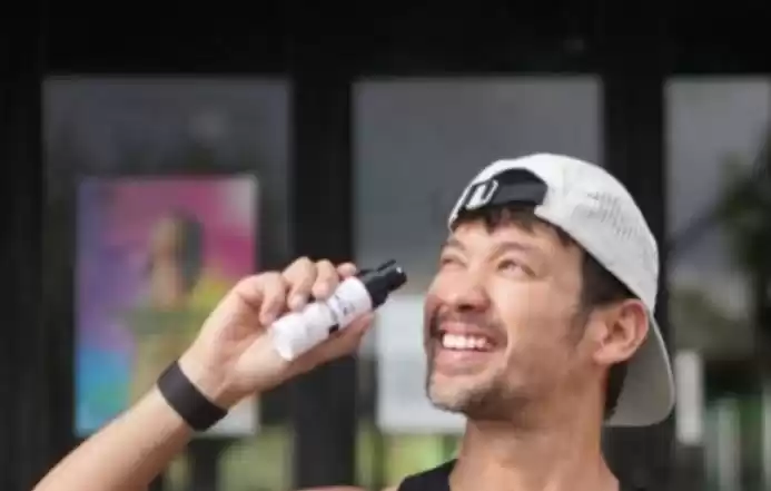 Artis Tara Budiman menunjukkan produk perlindungan kulit. (Foto: Antara)