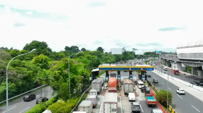 Suasana arus lalu lintas di Gerbang Tol Halim. [Foto: Doc. Jasa Marga]
