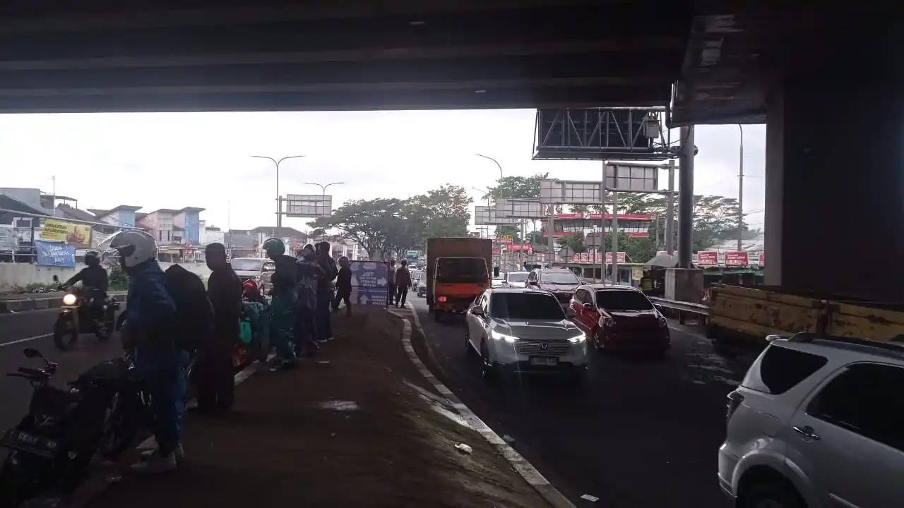 Kondisi arus lalu lintas dari arah Garut menuju Bandung-Jakarta dan sekitarnya melalui Gerbang Tol (GT) Cileunyi, Kabupaten Bandung, Jawa Barat pada Sabtu (5/4/2025) sore. (Foto: MI/Sugiyanto)