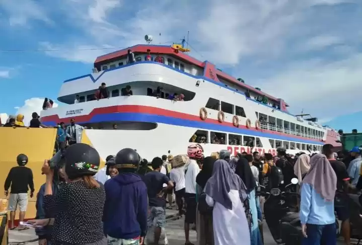 Arus mudik antar-pulau di wilayah Malut menggunakan jasa transportasi laut membludak. (Foto: ANTARA)