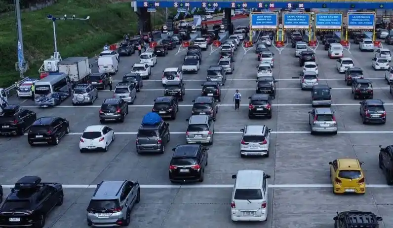 Kepadatan volume kendaraan saat arus mudik lebaran 2025 (Foto: Ist)