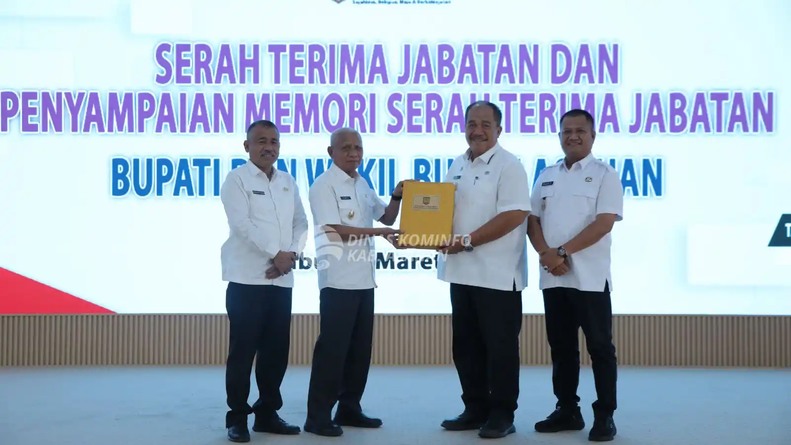 Pemerintah Kabupaten Asahan melaksanakan Serah Terima Jabatan Bupati Asahan Periode 2021-2025 kepada Bupati dan Wakil Bupati Asahan periode 2025-2030 di Aula Melati Kantor Bupati Asahan, Rabu (5/3/2025).