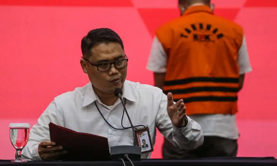 Direktur Penyidikan (Dirdik) sekaligus Plt. Deputi Penindakan dan Eksekusi KPK Asep Guntur Rahayu (kiri) mengumumkan penetapan penahanan atas mantan anggota DPRD Jambi Kusnindar (kanan) saat konferensi pers di Gedung Merah Putih KPK, Jakarta, Senin (24/7/2023) (Foto: Istimewa)