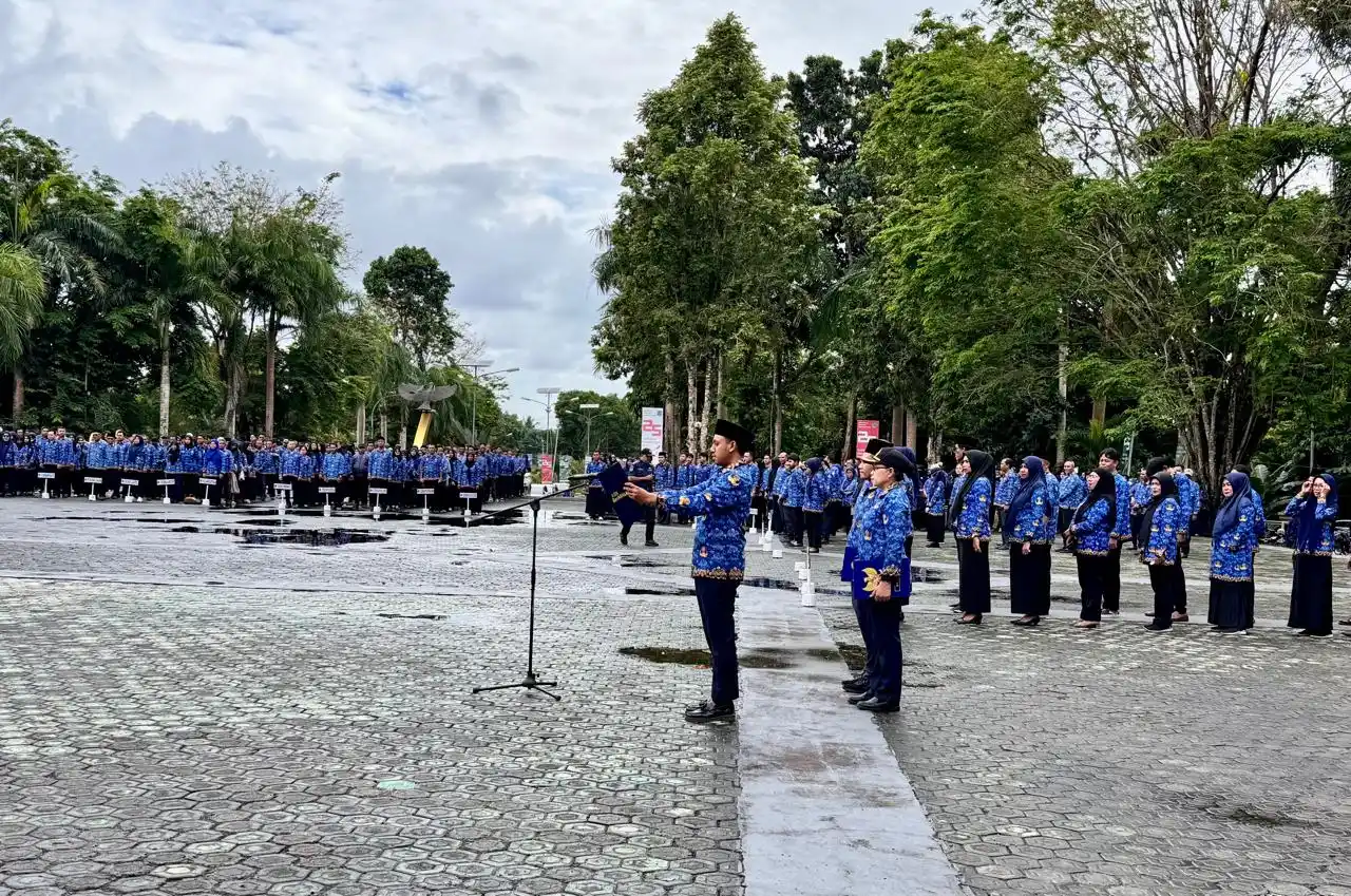ASN di lingkup Pemprov Malut berdiri tegap mengikuti upacara Hari Kesadaran Nasional yang rutin digelar setiap tanggal 17 bulan berjalan, di halaman kantor gubernur Malut, Sofifi 17 Juli 2025 (Foto: Dok MI).
