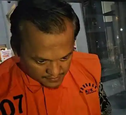 ASN Kemenhub Risna Sutriyanto dalam konferensi pers di Gedung Merah Putih KPK, Jakarta, Selasa (12/8/2025). Risna Sutriyanto ditahan KPK terkait kasus dugaan suap pembangunan dan pemeliharaan jalur kereta api di lingkungan Direktorat Jenderal Perkeretaapian (DJKA) Kementerian Perhubungan.