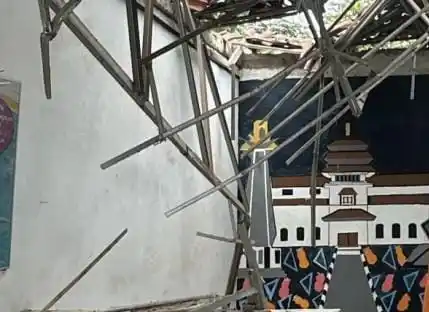 Atap SMKN 1 Cileungsi ambruk saat kegiatan belajar mengajar berlangsung (Foto: Repro)