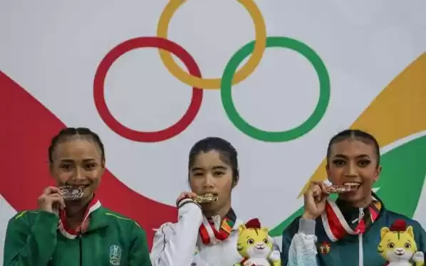 Pesenam DKI Jakarta Kriscahyani Kurniawan bersama pesenam Jawa Timur Della Rose Ananda dan pesenam DI Yogyakarta Elmalia Virdania Putri. (Foto: Antara)