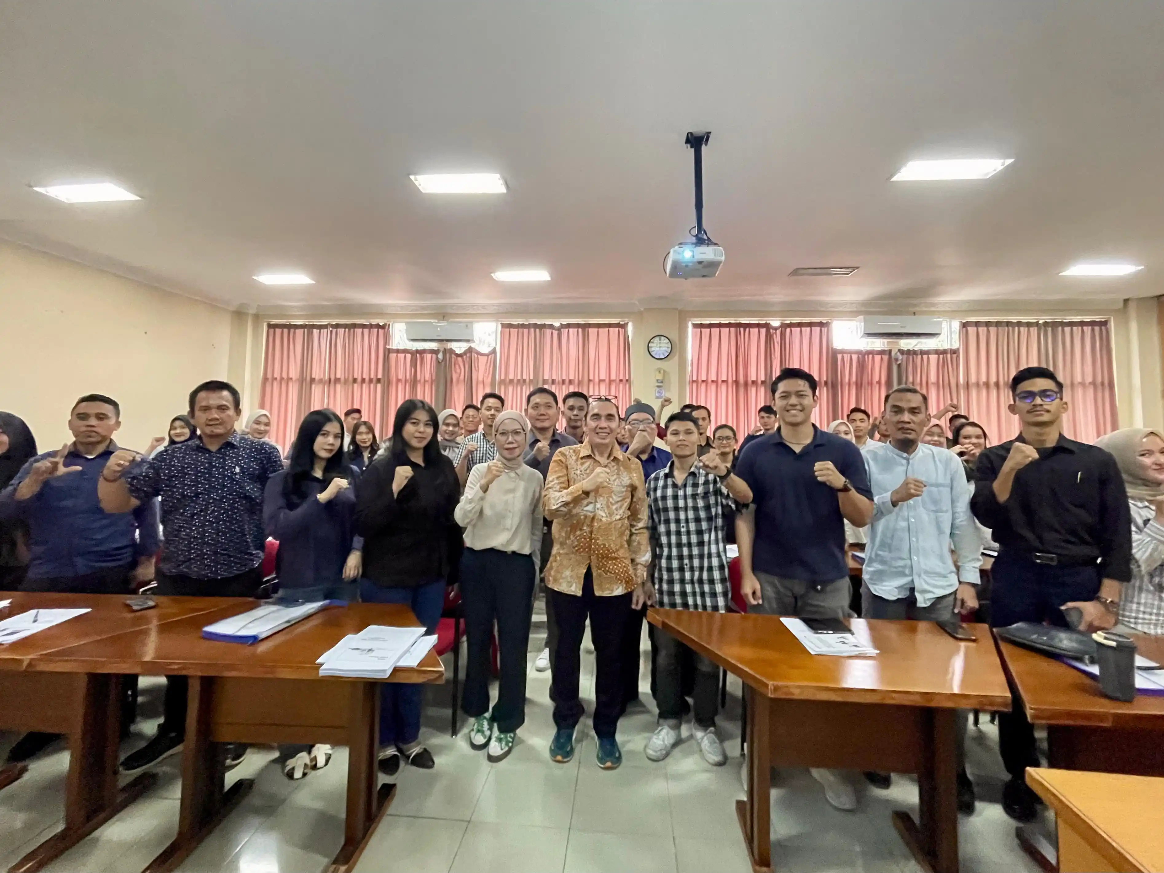 Azmi Syahputra bersama peserta Pendidikan Khusus Profesi Advokat (PKPA) Perhimpunan Advokat Indonesia (Peradi) di Kampus Pascasarjana Universitas Bandar Lampung, Jumat (25/7/2025) (Foto: Dok MI/Aswan)