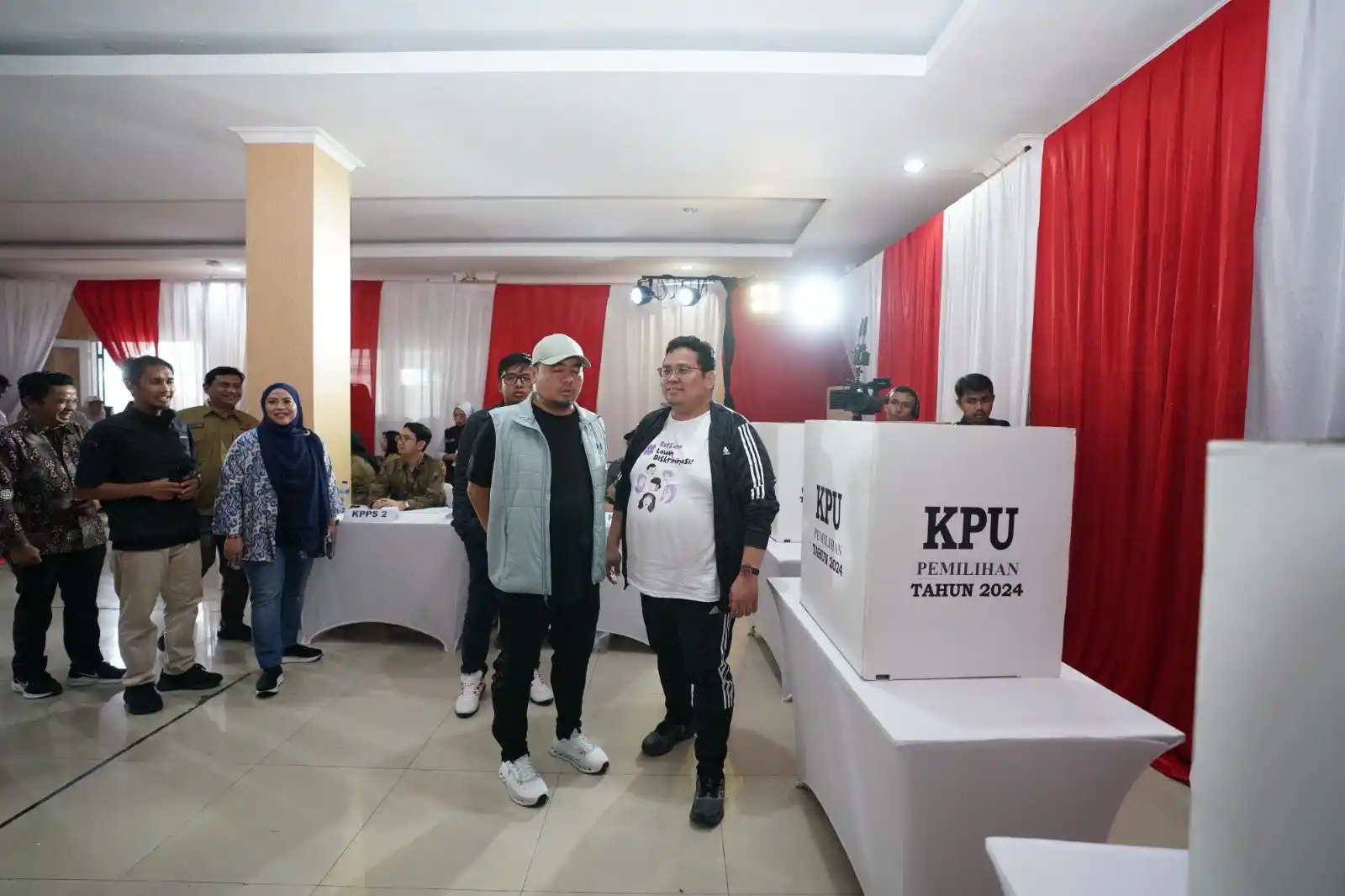 Ketua Bawaslu Rahmat Bagja dan Ketua KPU Mochammad Afiffuddin tengah memantau simulasi pemungutan dan perhitungan suara serta rekapitulasi hasil penghitungan suara dalam Pemilihan Serentak 2024 di Tangerang Selatan