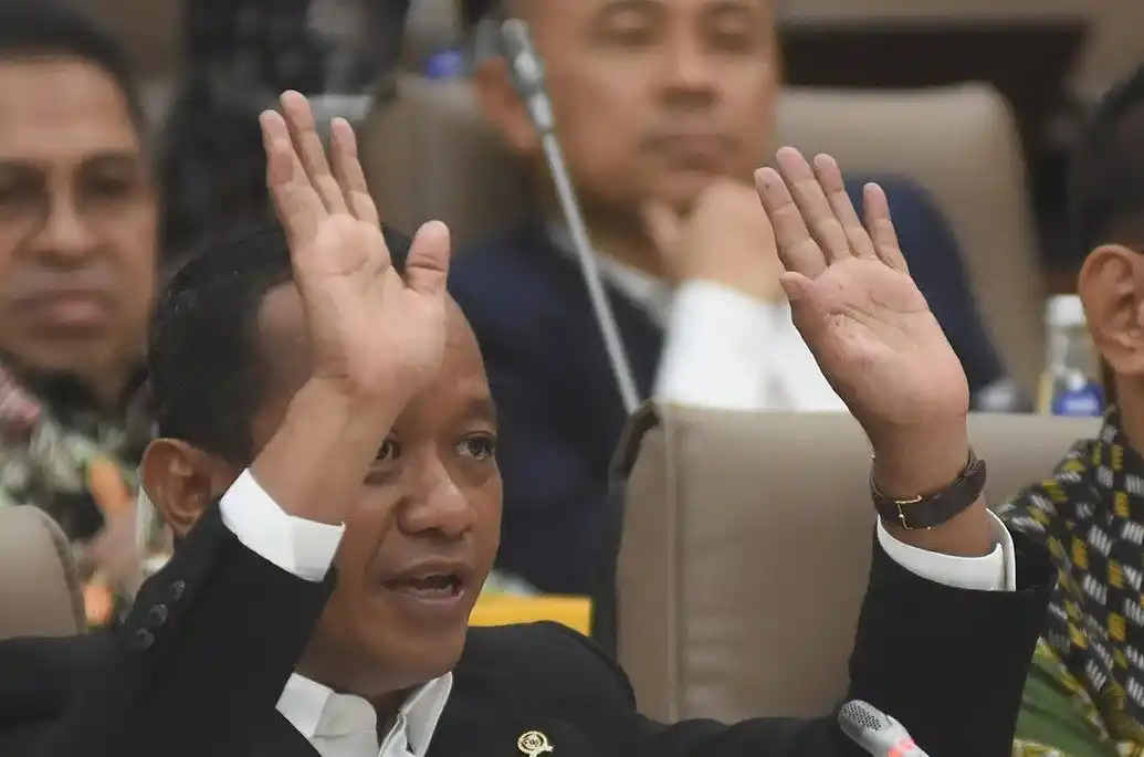 Menteri Investasi/Kepala BKPM Bahlil Lahadalia mengikuti rapat kerja dengan Komisi VI DPR di Kompleks Parlemen, Senayan, Jakarta, Senin (2/10/2023). Rapat Kerja Komisi VI dengan Menteri Investasi dan Kepala BP Batam tersebut membahas tindak lanjut permasalahan lahan di Pulau Rempang, Batam, Kepulauan Riau