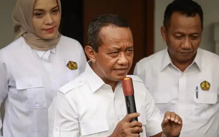 Menteri Energi dan Sumber Daya Mineral (ESDM) Bahlil Lahadalia (tengah) saat menyampaikan keterangan pers terkait tambang nikel di Raja Ampat di kantor Kementerian ESDM, Jakarta, Kamis (5/6/2025)