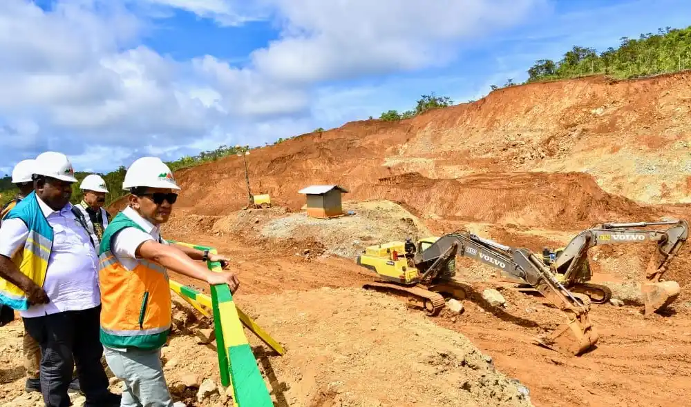 Menteri Energi dan Sumber Daya Mineral (ESDM) Bahlil Lahadalia meninjau langsung kegiatan tambang nikel milik PT GAG Nikel di Pulau Gag, Kabupaten Raja Ampat, Papua Barat Daya, pada Sabtu 7 Juni 2025.