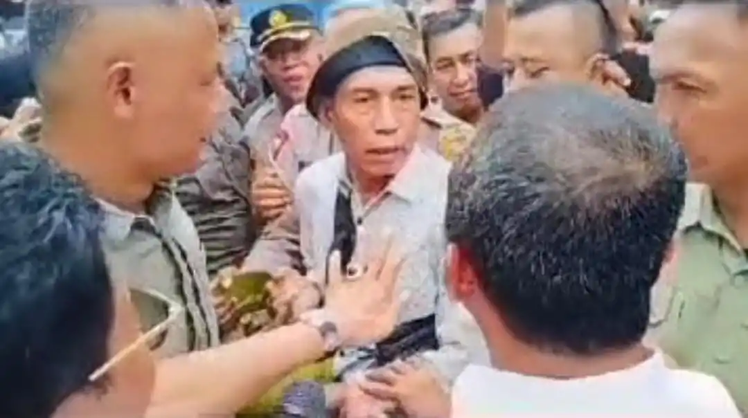 Menteri Energi dan Sumber Daya Mineral (ESDM) Bahlil Lahadalia saat berbincang denga warga (Foto: Dok MI)