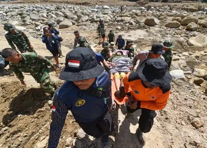 Proses evakuasi korban sakit dari desa terisolir akibat banjir bandang di Nagari Salareh Aia Timur, Palembayan, Agam, Sumatera Barat, Senin (1/12/2025)