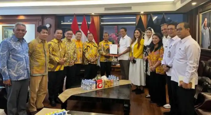 Bahlil Lahadalia Terima SK Kepengurusan Patai Golkar dari Kemenkumham