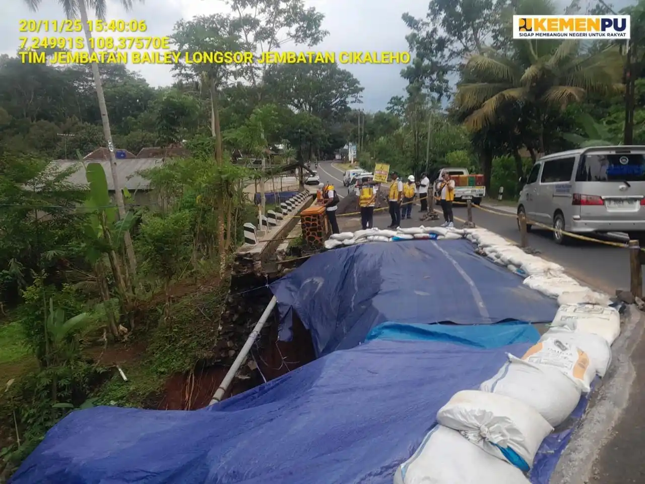 Kementerian Pekerjaan Umum menyiapkan jembatan Bailey sepanjang 24 meter untuk penanganan longsor di area Jembatan Cikaleho, pada Ruas Jalan Nasional Batas Kabupaten Majalengka/Ciamis (Cageur) – Batas Kota Ciamis. (Foto: PU)