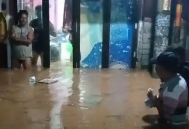 Kondisi banjir di Kompleks Bumi Orange, Desa Cinunuk, Kecamatan Cileunyi, Kabupaten Bandung, Jawa Barat, pada Senin (11/8/2025) malam hingga Selasa (12/8/2025) dini hari. (Foto: Tangkapan layar)