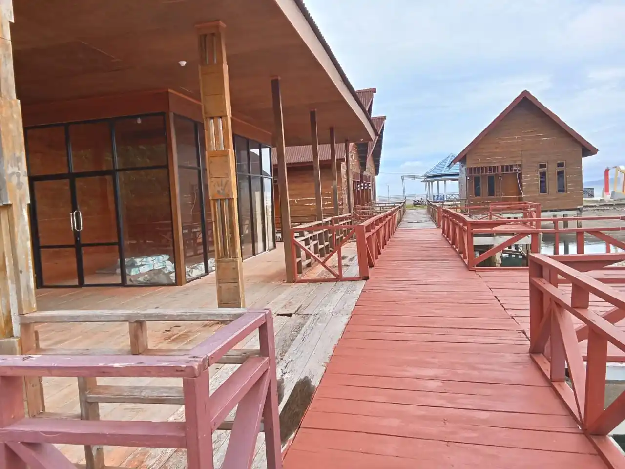 Bangunan wisata Pantai Doe-Doe di Guraping tampak terbengkalai dan tak terurus, butuh perhatian serius dari pemerintah daerah (Foto: MI/Jainal Adaran)