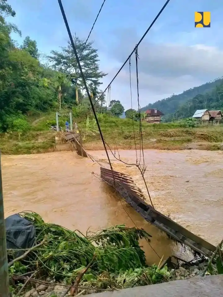 Jembatan rusak akibat banjir bandang yang melanda Desa Tanjung Harapan, Kecamatan Sindang Danau, Kabupaten Ogan Komering Ulu, Provinsi Sumatera Selatan. Kementerian PU segera melkukan langkah-langkah untuk mengatasi dampak banjir yang terjadi pada tanggal 23 September 2025.