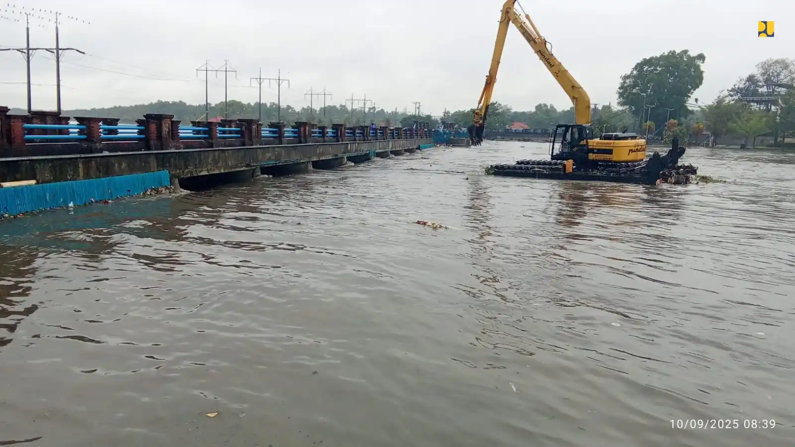 Kementerian PU memobilisasi alat berat untuk pembersihan sampah dan membantu langkah-langkah tanggap darurat akibat banjir di Bali, (10/9). (Foto: Dok/MI/PU)