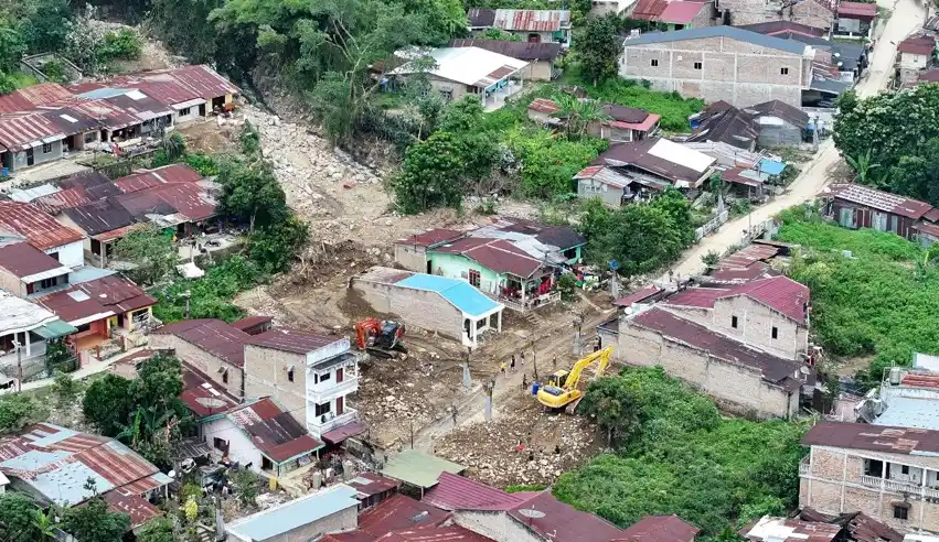 Luapan Sungai Batu Gaga yang membawa lumpur dan batu-batu menimbun rumah warga di Parapat (Foto: Dok MI)