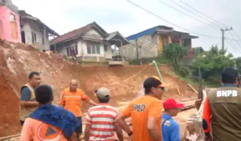 Petugas BPBD Kabupaten Lebak sedang memandangi lokasi longsor (Foto: Ist)