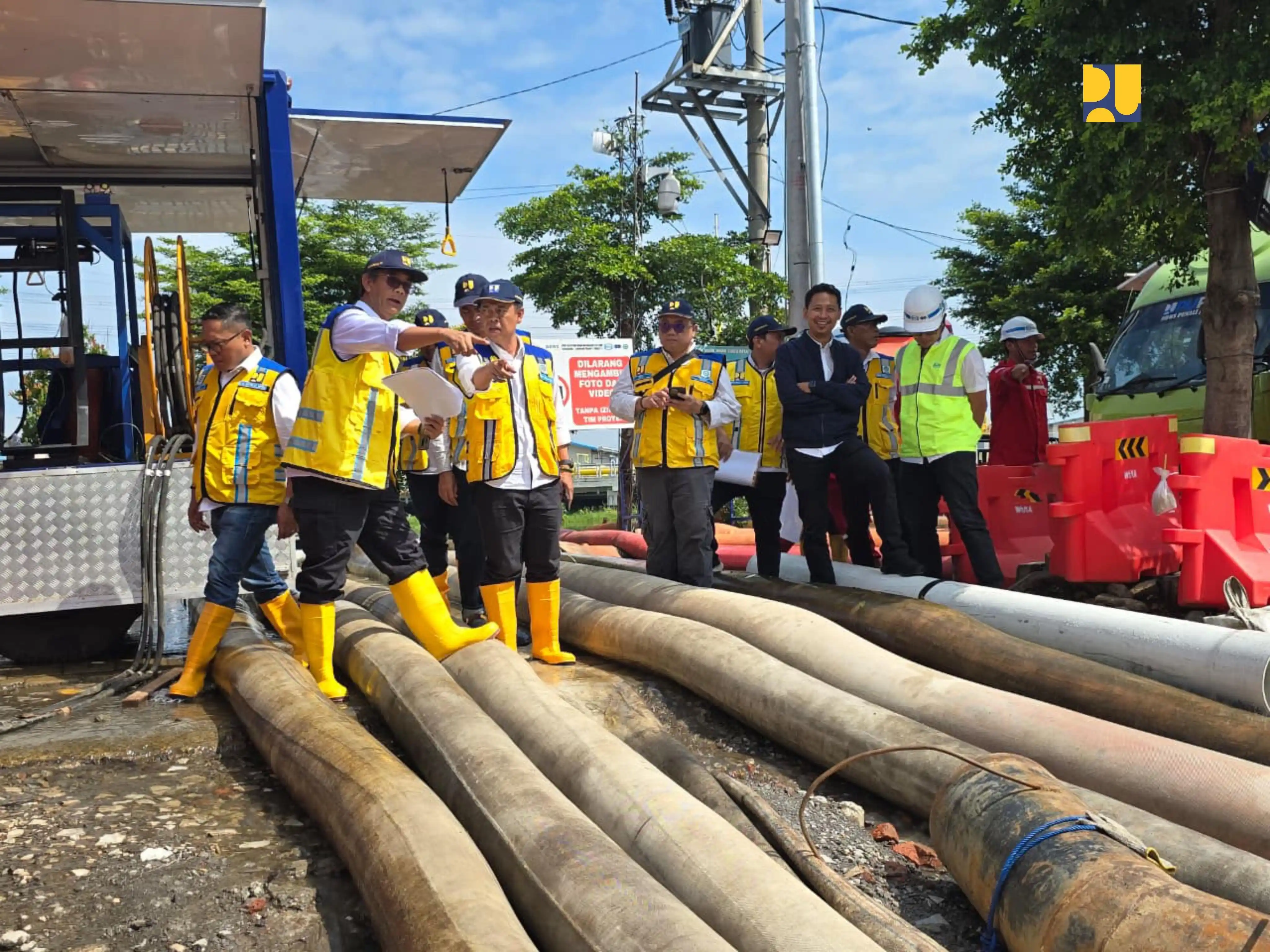 Kementerian PU ikut membantu mengatasi banjir di Semarang dan Tenggan dengan menyiapkan 27 pompa