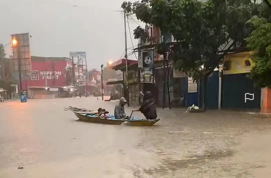 Kondisi banjir di Jalan Raya Dayeuhkolot yang menghubungkan Kabupaten Bandung dan Kota Bandung. (Foto: Tangkapan layar dari akun TikTok @Ompupu)