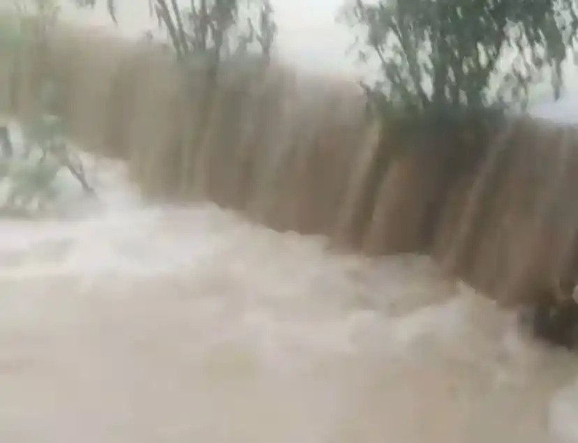 Air hujan yang mengalir dari jalanan maasuk kedalam rumah warga (Foto: Dok MI)