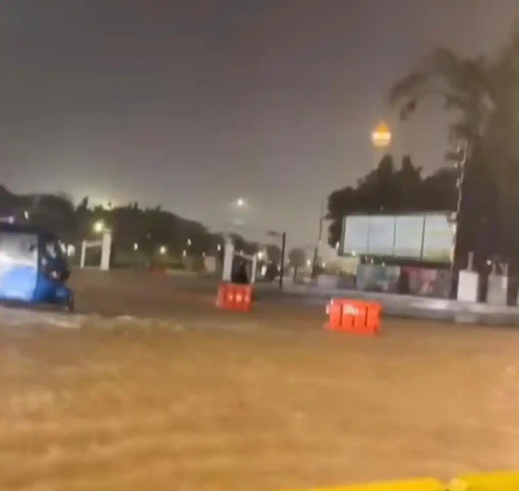 Kawasan Monumen Nasional (Monas), Jakarta Pusat, terendam banjir pada Selasa (28/1/2025) malam. Pantauan Monitorindonesia.com di lokasi sekitar pukul 22.08 WIB, banjir di kawasan Monas terjadi di beberapa titik. (Foto: Dok MI/Aswan)