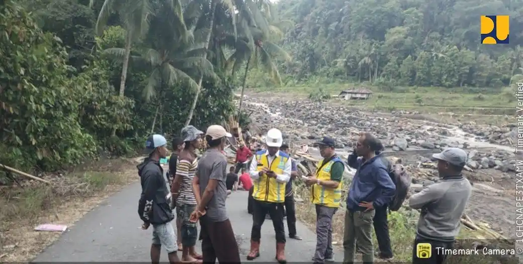 Kementerian Pekerjaan Umum (PU) melakukan langkah tanggap darurat terhadap bencana banjir yang melanda Kabupaten Nagekeo, NTT. (Foto: Dok/MI/PU)