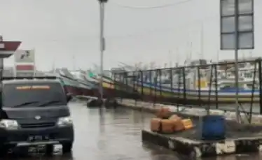 Ilustrasi - Suasana banjir merendam halaman kantor PPN Tanjung Pandan pada Selasa (17/12/2024). (Foto: Istimewa)