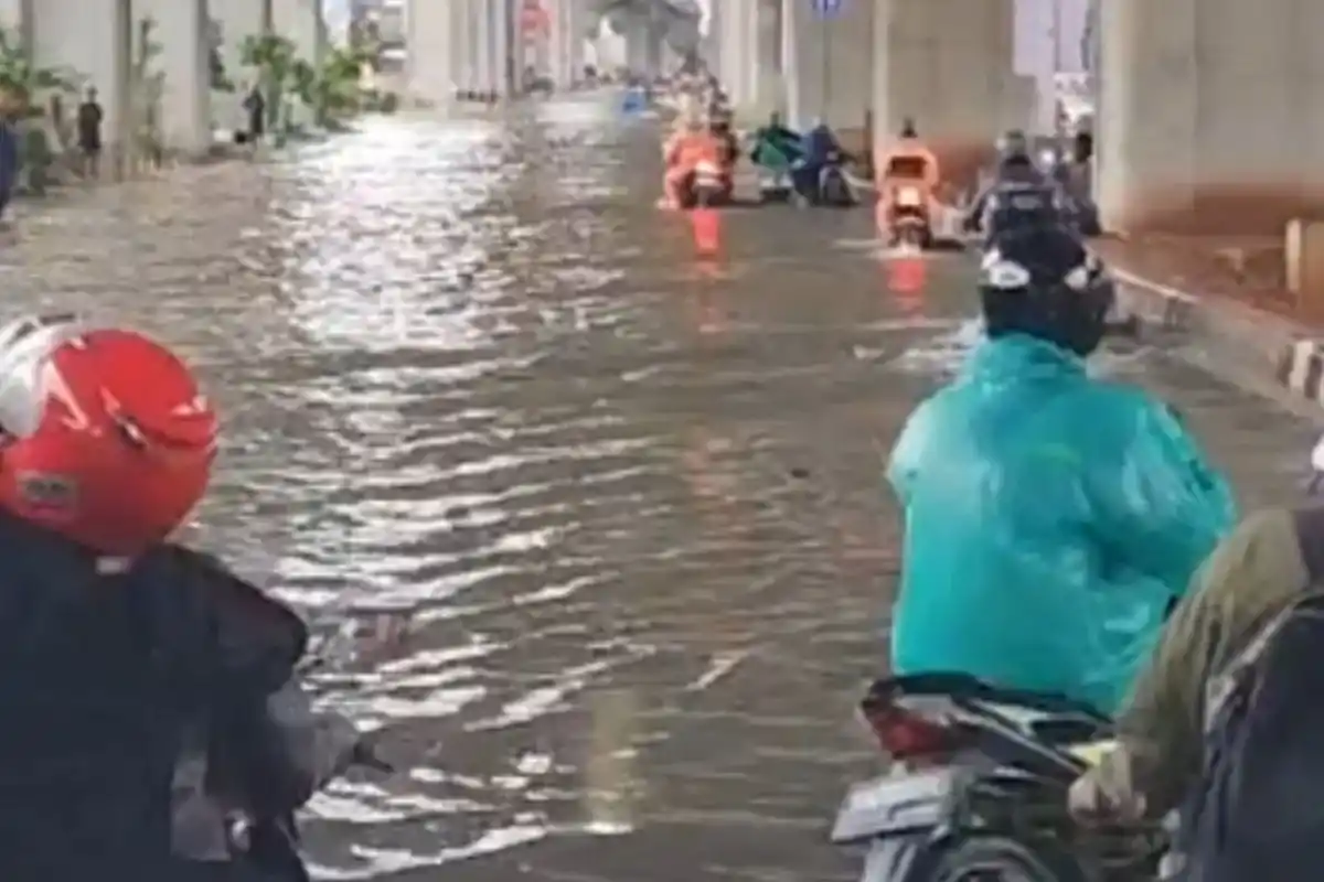 Pengendara sepeda motor menunggu air surut di Jalan Gading Boulevard di Kelapa Gading Jakarta Utara, yang terendam banjir pada Rabu (29/1/2025). [Foto: Satlantas Polres Jakut]
