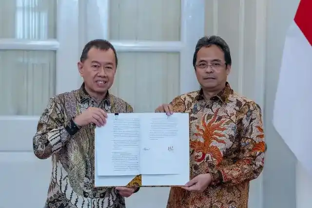 penandatanganan Perjanjian Penyertaan Modal dan Perjanjian Pemegang Saham di Gedung Balai Kota Jakarta, Rabu (5/6/2025). [Foto: Doc. Bank DKI]