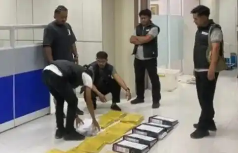 Penyidik Ditreskrimsus Polda Kalimantan Utara menggeledah kantor wilayah (Kanwil) Bank Kaltimtara di Jalan Jelarai Raya, Tanjung Selor, Kabupaten Bulungan, Jumat (15/8/2025) (Foto: Istimewa)